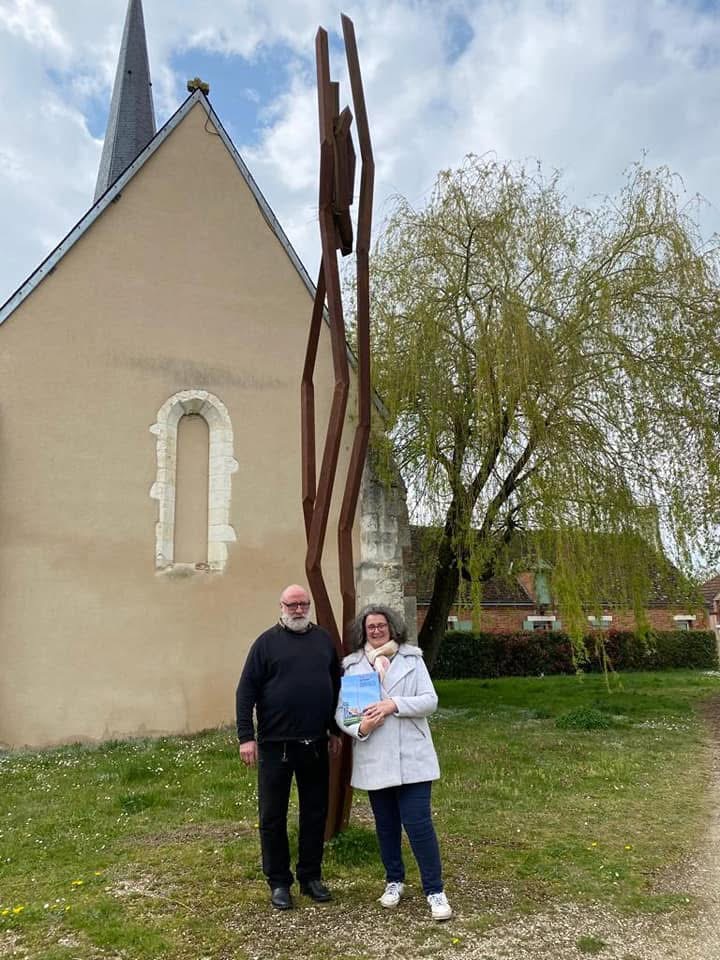 Le sculpteur Robert SCHAD, était de passage à Villemurlin le 18 avril 2023, il pose devant son oeuvre avec Madame le Maire, Sarah RICHARD.